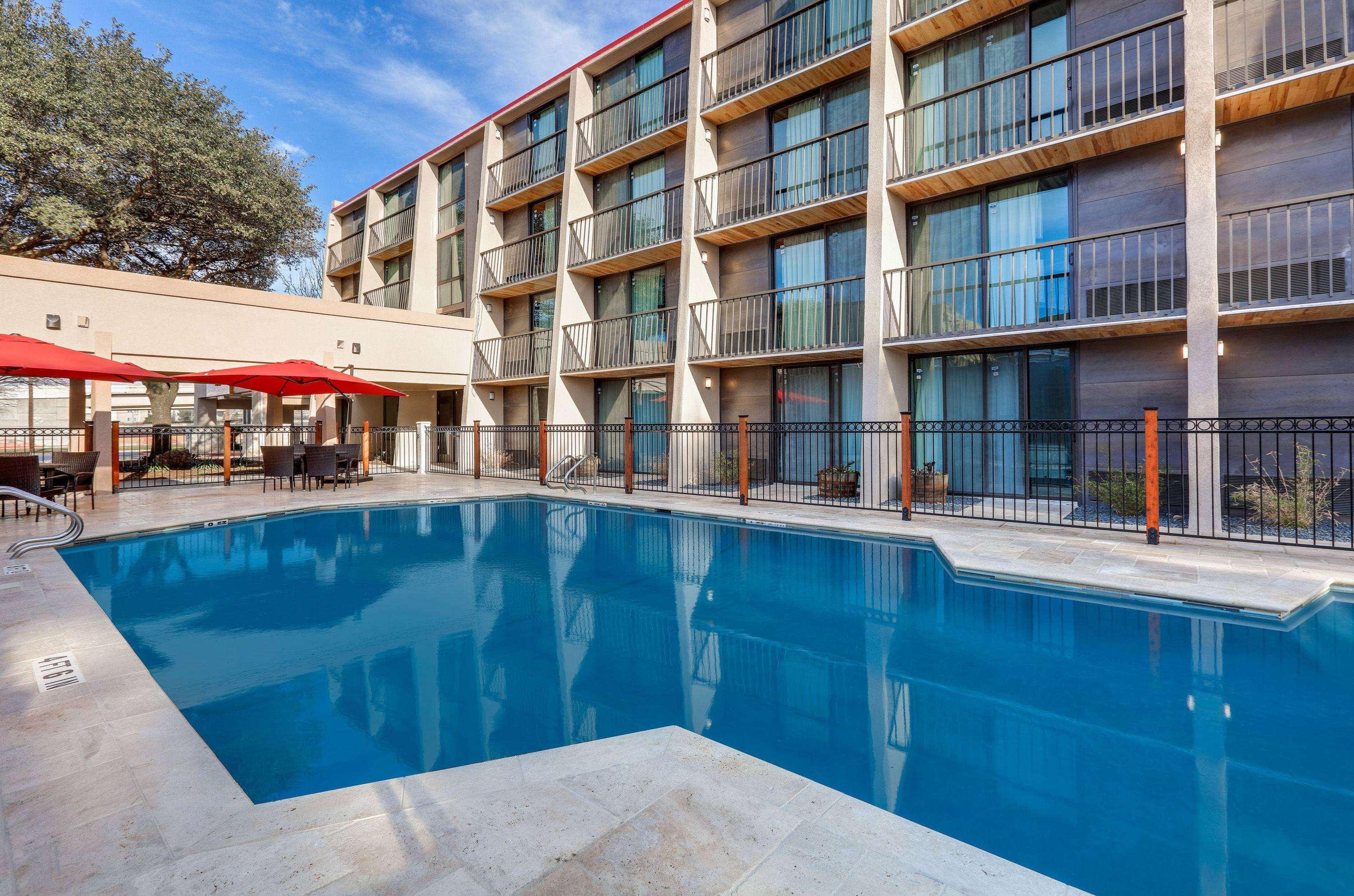 Hotel Ramada By Wyndham Austin South Exterior foto
